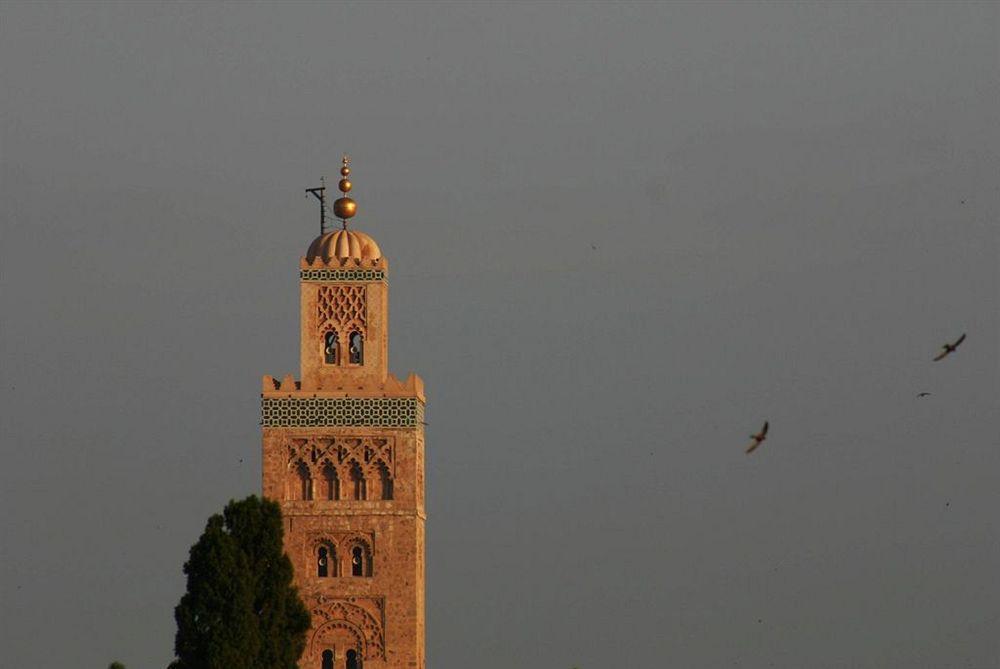 Riad Kniza Marrákes Kültér fotó The minaret of the Kutubiyya Mosque in Marrakesh