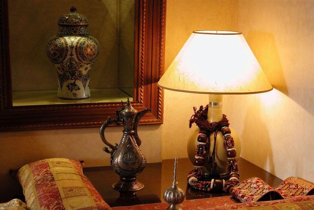 Riad Kniza Marrákes Kültér fotó A table lamp