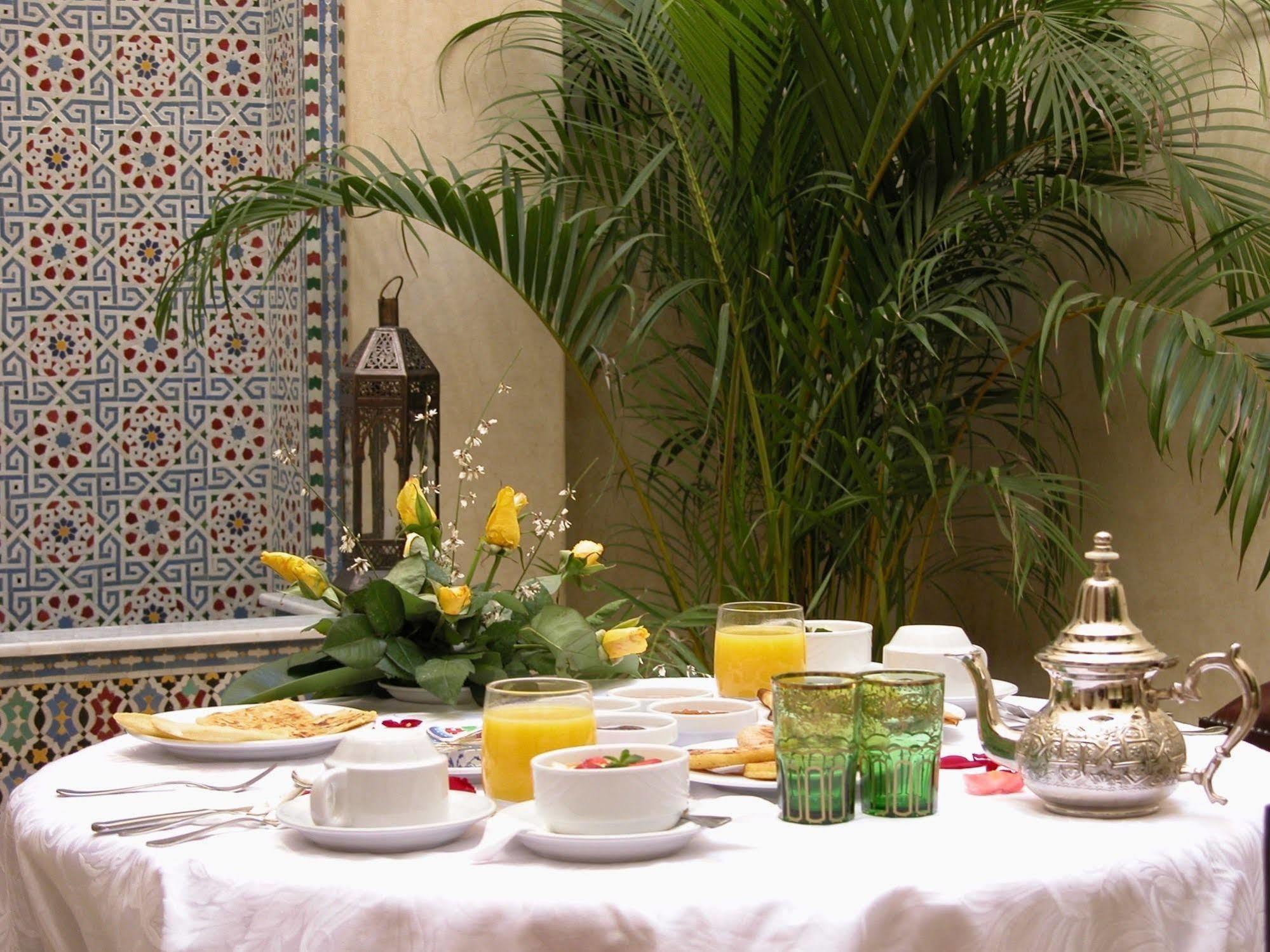 Riad Kniza Marrákes Kültér fotó A Moroccan breakfast